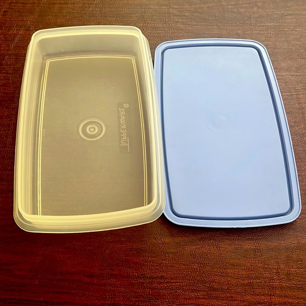Tupperware deli container with blue lid